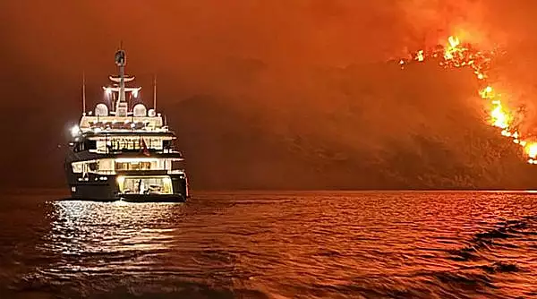 Pe iahtul care a dat foc cu artificii insulei Hydra din Grecia se aflau cei mai bogati oameni din Kazahstan