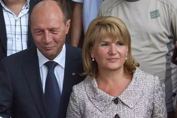 Pensia pe care o ia sotia lui Traian Basescu. Nimeni nu isi imagina ca incaseaza atat