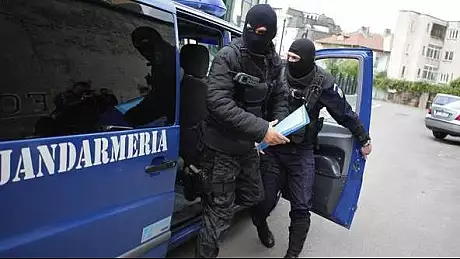 Perchezitii la traficanti de etonobotanice din Brasov. 15 persoane, aduse la audieri