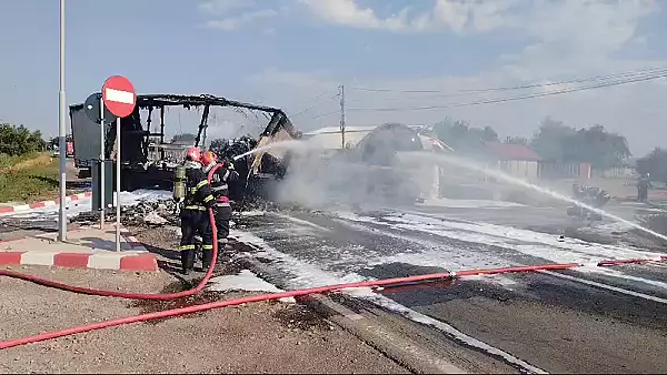 Pericol de explozie intr-o localitate din judetul Braila, dupa ce o cisterna s-a ciocnit cu un alt autocamion GALERIE FOTO VIDEO