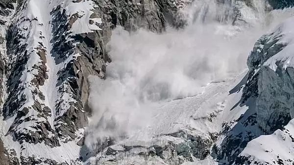 Pericol urias de avalanse in Muntii Fagarasi. Salvamontistii trag un semnal de alarma