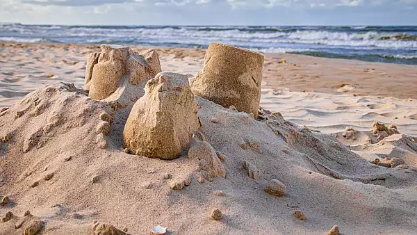 Pericolul de la malul marii: turistii mor pe capete. O fetita a fost ingropata de vie