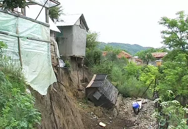 Peste 100 de morti in urma inundatiilor si alunecarilor de teren din Vietnam