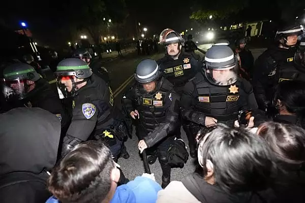 Peste 200 de arestari, dupa dispersarea protestatarilor propalestinieni din campusul Universitatii din California