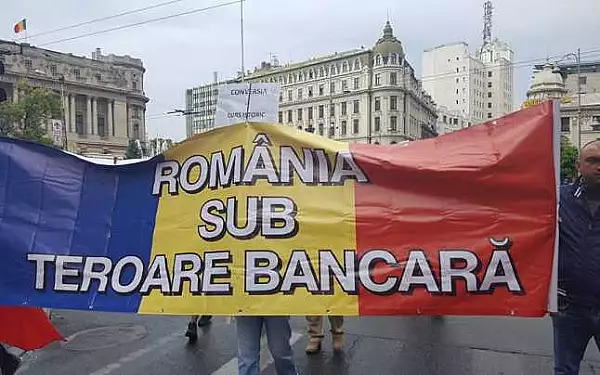 Peste 200 de clienti cu credite in franci elvetieni au protestat in Bucuresti, cerand Legea conversiei la cursul istoric