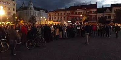 Peste 300 de persoane in Piata Unirii din Cluj scandeaza: "DNA, nu te Oprea!"