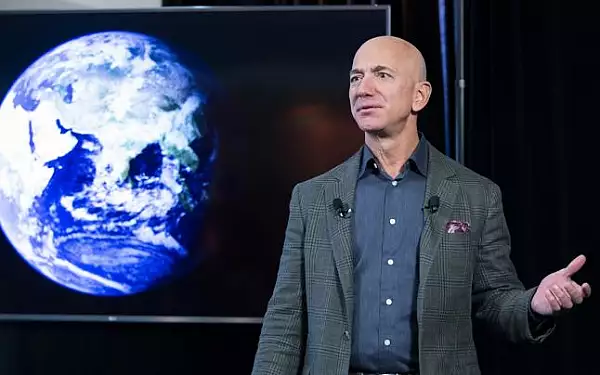 Petitie pentru ca astronautul ,,de ocazie" Jeff Bezos sa ramana in spatiu. Cati internauti nu-l au la inima pe miliardarul fondator al Amazon