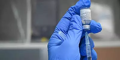 Pfizer isi adapteaza livrarile vaccinului impotriva COVID-19 in functie de sase doze per flacon