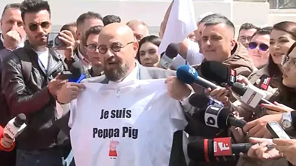 Piedone, parada cu tricouri dupa depunerea oficiala a candidaturii pentru Bucuresti: Da, eu sunt Peppa Pig