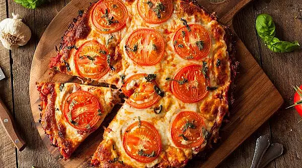 Pizza cu putine calorii, reteta rapida si usoara. O poti consuma fara grija kilogramelor in plus