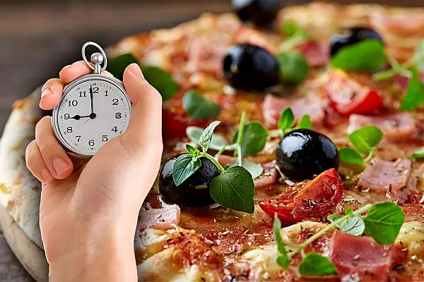 Pizza, reteta rapida. E gata in 10 minute, nu ai nevoie de aluat