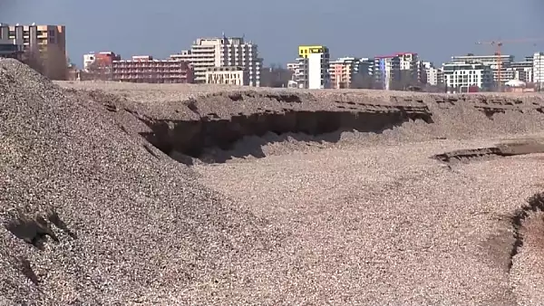 Plaja din Mamaia s-a prabusit din cauza furtunilor. Dune de nisip de trei metri in locul unde s-au investit milioane