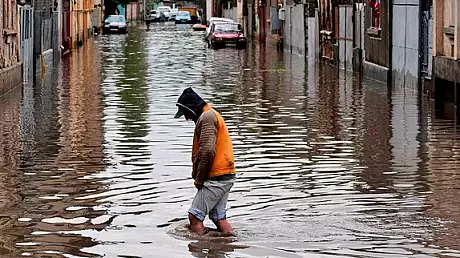 Ploile au facut ravagii in tara: peste 120 de gospodarii inundate, o biserica - lovita de fulger
