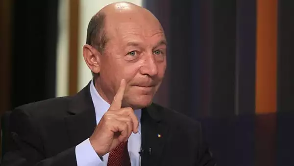  PMP strange semnaturi pentru candidatura fostului presedinte la Primaria Bucuresti: "Cu Basescu inainte!" 