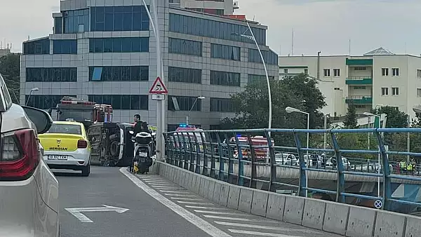 podul-basarab-blocat-de-un-accident-rutier-grav-o-masina-s-a-rasturnat-7-persoane-ranite-transportate-la-spital.webp