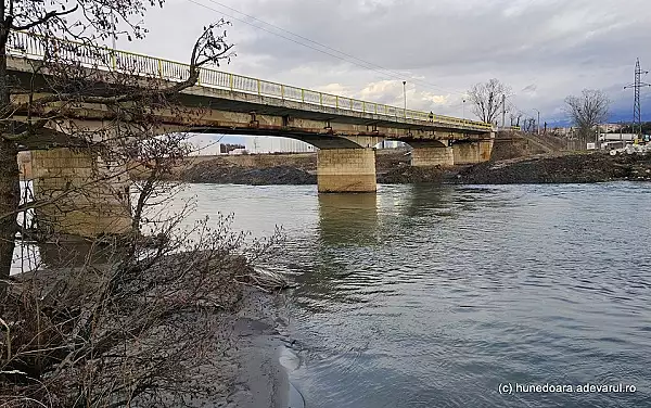 Podul peste raul Strei din Calan intra in santier. Cat de mult l-au macinat apele raului navalnic VIDEO