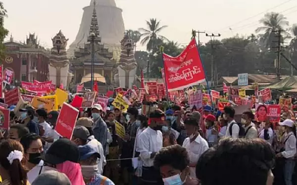 Politia din Myanmar a lansat sambata cea mai mare campanie de combatere a protestelor din tara