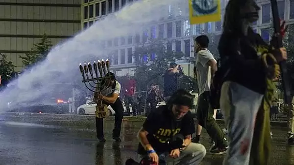 politia-israeliana-a-folosit-tunuri-cu-apa-impotriva-protestatarilor-intre-ei-familiile-ostaticilor-tinuti-de-hamas-video.webp