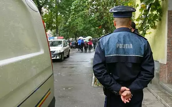 Politist din Prahova, anchetat pentru 18 fapte de mita. A inscenat traficul de droguri, cu aspirina pisata, plasata intr-o masina