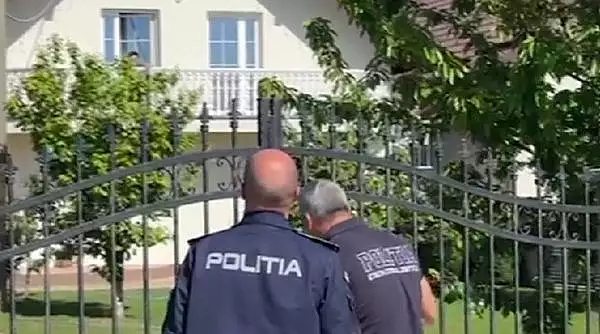 Politistii din Suceava se roaga de soferul suspectat ca a omorat un om sa deschida poarta si sa se predea. Oamenii legii s-ar fi dus fara mandat la locuinta sus