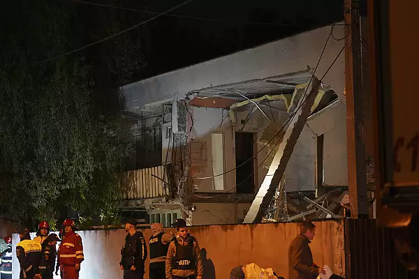 Pompierii reiau cautarile la blocul din Craiova, unde o femeie a murit dupa o explozie