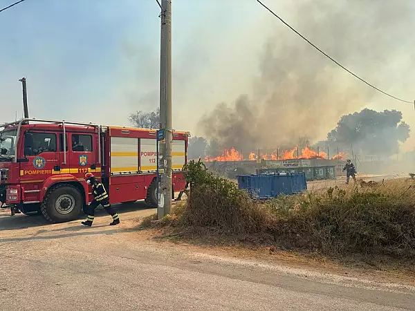 Pompierii romani intervin in prima misiune impotriva incendiilor din Grecia GALERIE FOTO