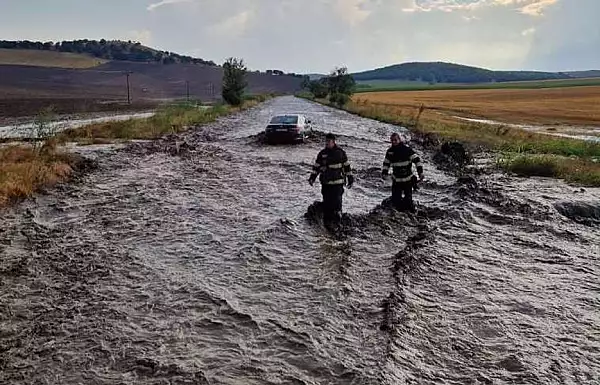 Potop in judetul Tulcea. Viitura a surprins 12 autoturisme si un microbuz. Traficul rutier pe DN 22D a fost reluat VIDEO