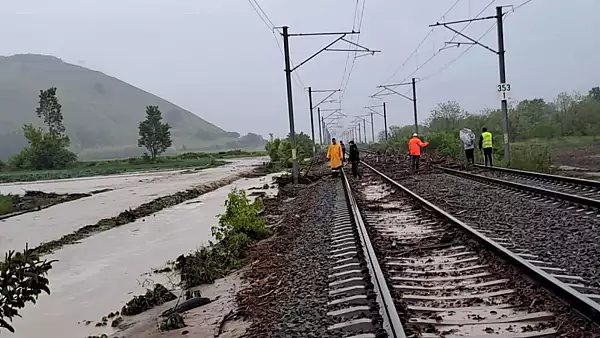 Potop in Sibiu: zeci de case, un drum si calea ferata au fost inundate. Trei trenuri cu pasageri au fost oprite - FOTO