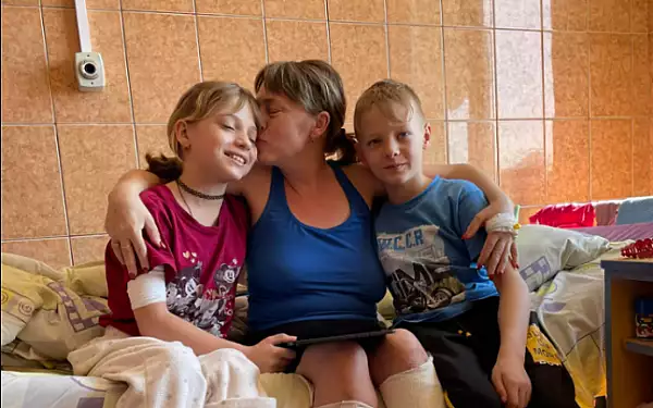 Povestea cutremuratoare a mamei si a fetitei care au ramas fara picioare in atacul rusesc asupra garii Kramatorsk. De ele are grija fratele geaman al micutei