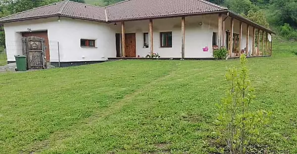 Povestea familiei care a construit o casa moderna din baloti de paie: ,,Soba ajuta la incalzirea intregii locuinte" FOTO