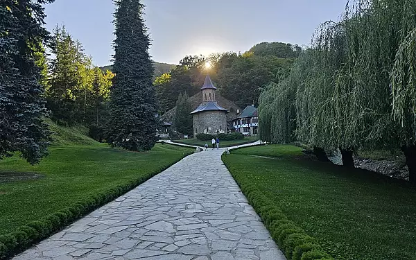 Povestea sfantului din umbra lui Arsenie Boca. Satenii i-au pastrat degetul, dupa ce a murit intr-un mod bizar VIDEO