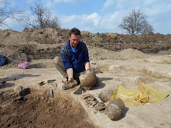 Povestea unui tanar arheolog de succes din Romania: ,,Momentele in care aduci la lumina un artefact vor fi de neuitat" FOTO