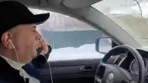 Prefectul de Vrancea, filmat la volan fara centura si vorbind la telefon, cand critica deszapezirea drumurilor judetene (VIDEO)