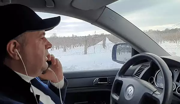 Prefectul de Vrancea, imprudenta la volan: s-a filmat vorbind la telefon si fara centura de siguranta. ,,O sa platesc amenda" VIDEO 