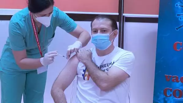 Premierul Florin Citu s-a vaccinat public: "Nu am simtit nimic" - Ce tricou a purtat seful Executivului VIDEO