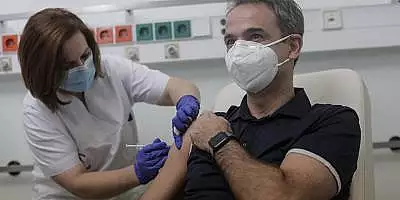Premierul Greciei, dezbracat pe jumatate pentru a doua doza de vaccin FOTO