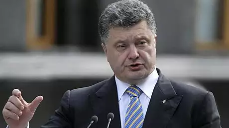 Presedintele Ucrainei, Petro Porosenko, prins cu ciorapul rupt la Summitul NATO de la Varsovia