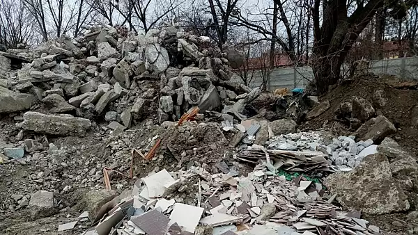 Primaria Constanta arunca deseurile de la constructii in curtea unei firme