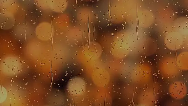 Primele semne ale schimbarii vremii - A plouat cu piatra in aceasta seara in Bucuresti - VIDEO