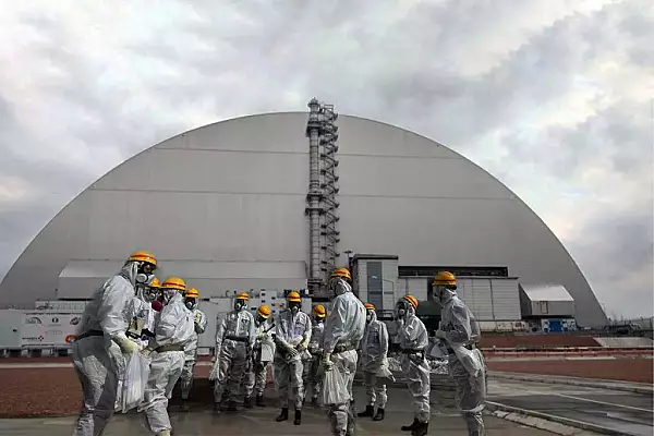 Prin ce trec cei 100 de angajati de la Cernobil. Centrala nucleara e controlata de rusi
