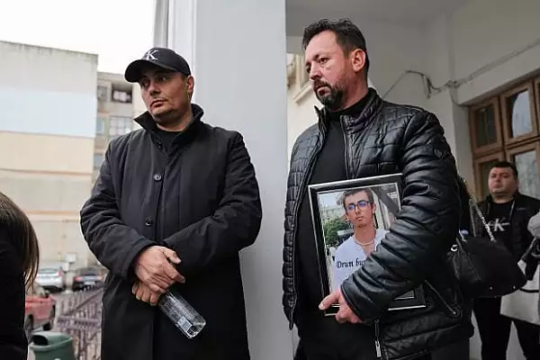 Procesul lui Vlad Pascu: o noua amanare. Parintii celor doi studenti ucisi au cerut ca procesul sa continue dupa ce se ia o decizie in privinta suspendarii jude
