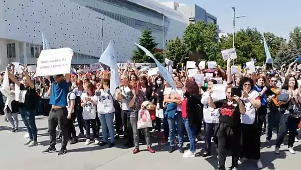 Profesorii au iesit din nou in strada - Sute de oameni protesteaza la Sibiu si Craiova