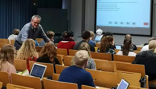 Profesorul din Germania care are un robot pe post de asistent universitar: ,,Educatia viitorului va fi mereu dublata de scoala fata in fata"