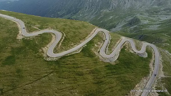 Programul de acces pe Transalpina se modifica din cauza conditiilor meteo. Intre ce ore va mai fi permisa circulatia