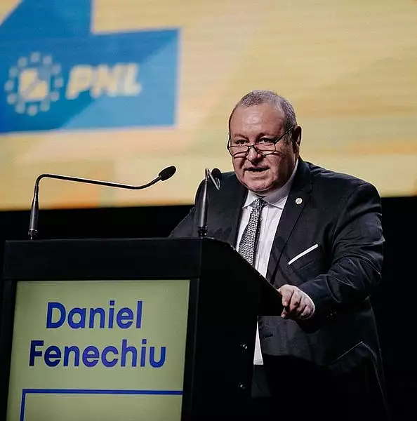 Proiectul PNL privind candidatura presedintelui Romaniei la alegerile parlamentare a fost amanat. Fenechiu: ,,Noi nu modificam Constitutia"