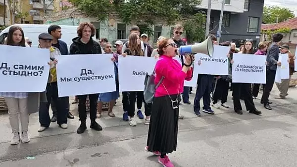 protest-al-apropiatilor-oligarhului-sor-in-fata-ambasadei-romaniei-la-chisinau-ce-nemultumire-au.webp