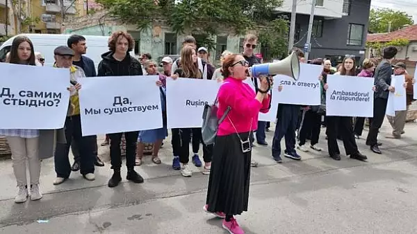 protest-al-apropiatilor-oligarhului-sor-in-fata-ambasadei-romaniei-la-chisinau-dupa-ce-premierul-ciolacu-a-spus-ca-nu-exista-moldoveni-ci-doar-romani.webp