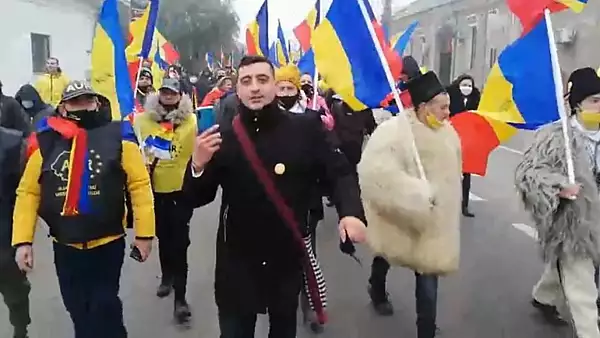PROTEST, de Ziua Nationala, cu sute de participanti. Simpatizantii AUR au luat cu asalt orasul Unirii - Alba Iulia 