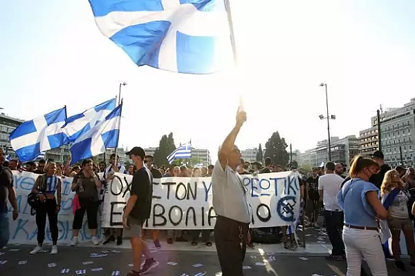 Protest fata de vaccinarea obligatorie a ingrijitorilor la Atena. Manifestantii, dispersati cu gaze lacrimogene si tunuri cu apa