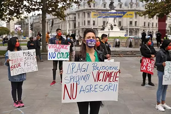 Protest in Bucuresti pentru siguranta femeilor si in pandemie: "Am stat batuta si chinuita. Nu vreau ca fata mea sa creada ca asa e normal"